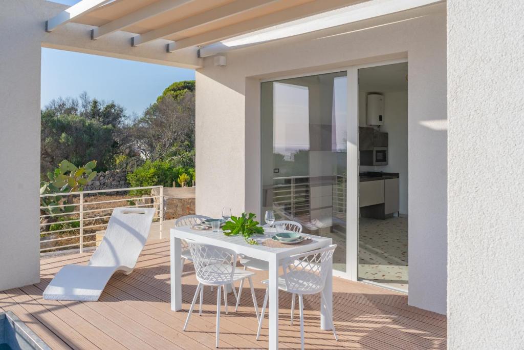 Terrazza con pergola e tavolo da pranzo