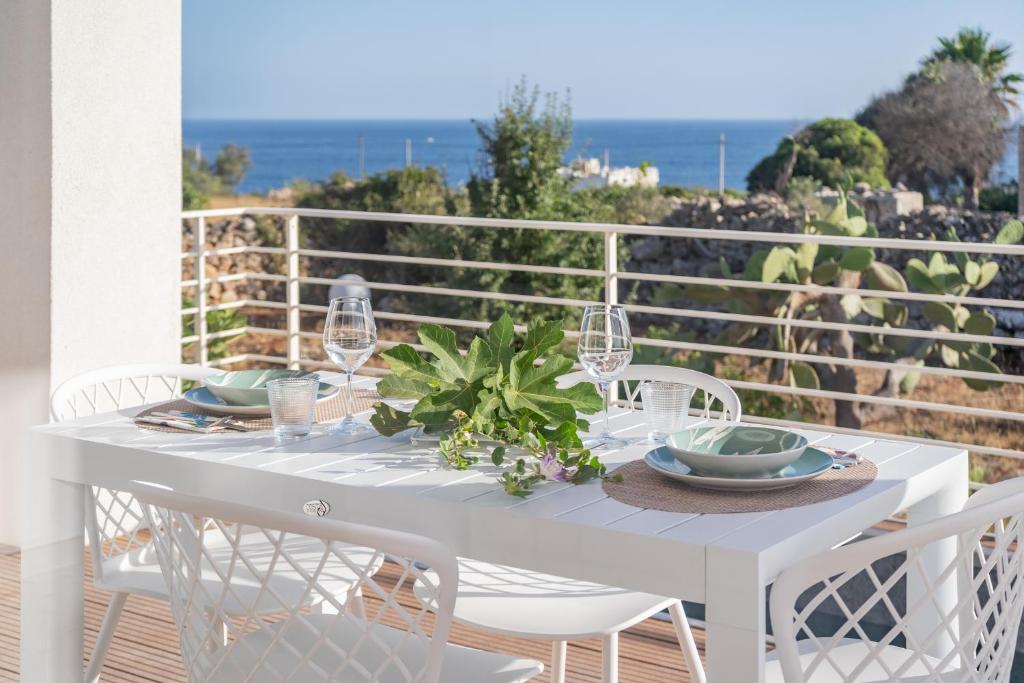 Tavolo apparecchiato con vista mare