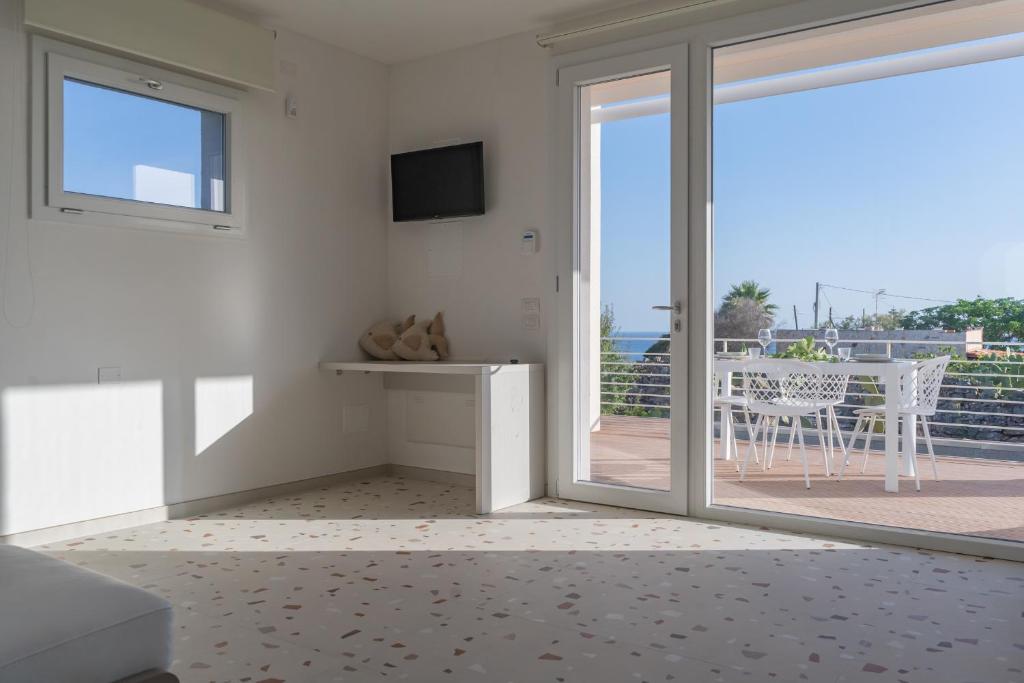 Interno luminoso con vista sulla terrazza