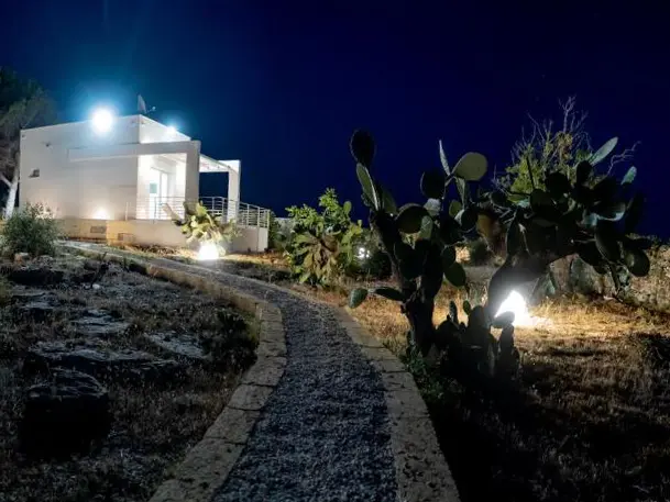 Terrazza al tramonto con tavolo apparecchiato