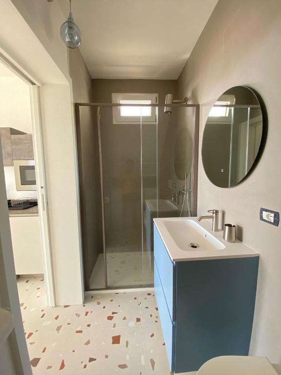 Bagno con doccia e pavimento in graniglia