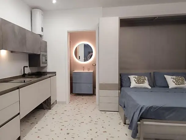 Interno con cucina, zona notte e bagno