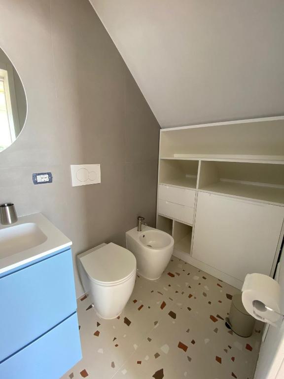 Bagno con sanitari e zona armadio