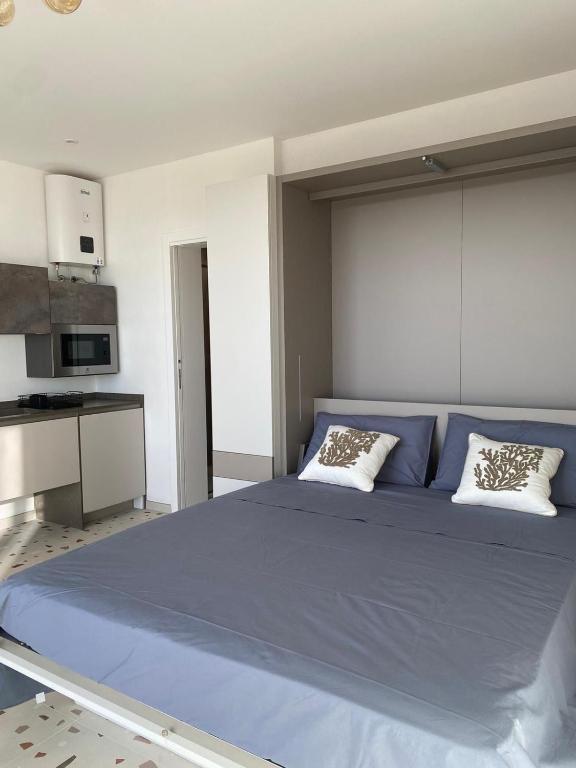 Letto matrimoniale con vista cucina