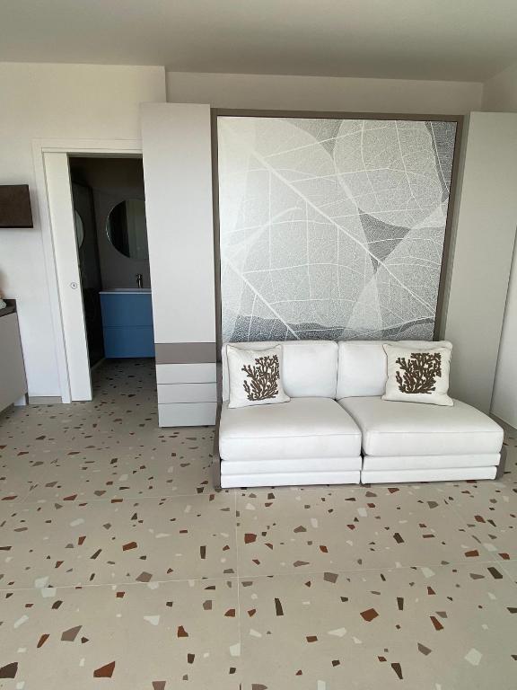 Divano e parete decorativa