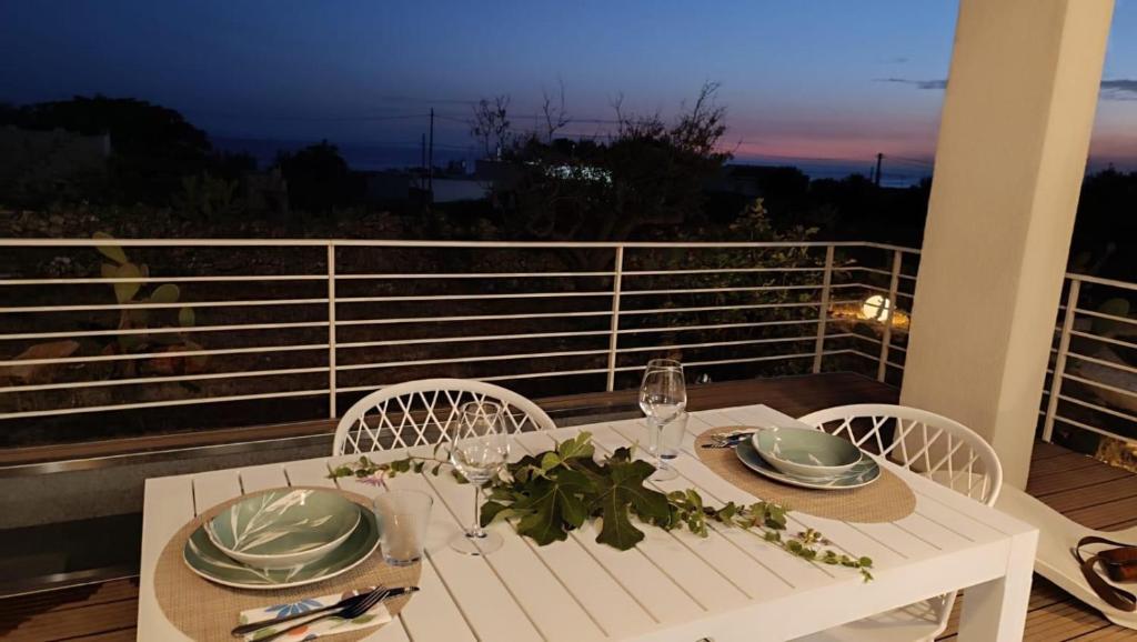 Terrazza al tramonto con tavolo apparecchiato