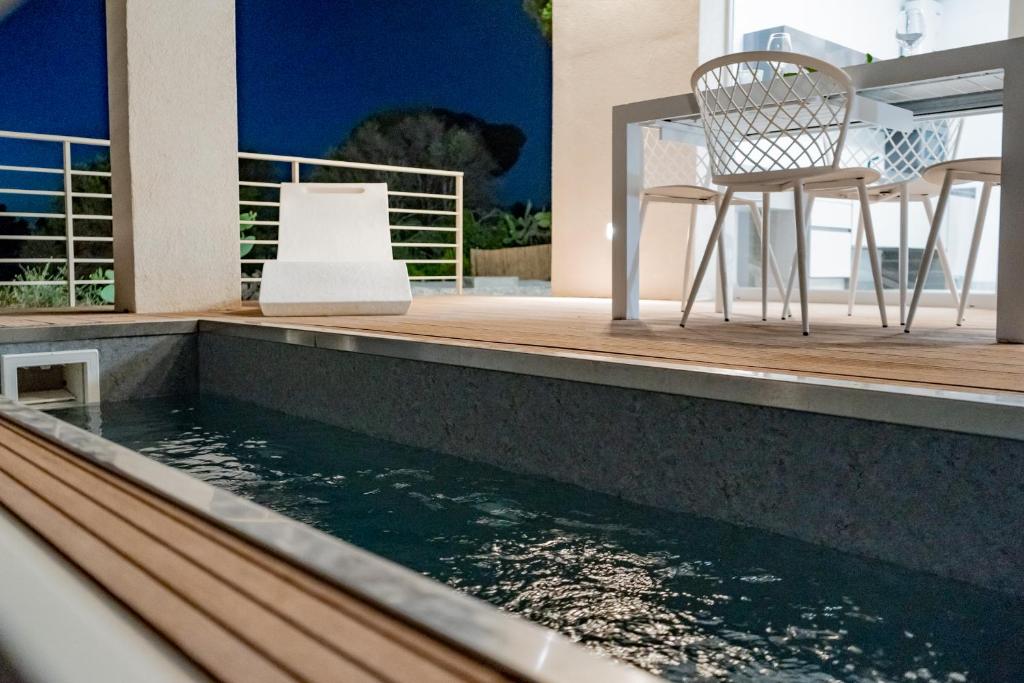 Jacuzzi privata illuminata di notte