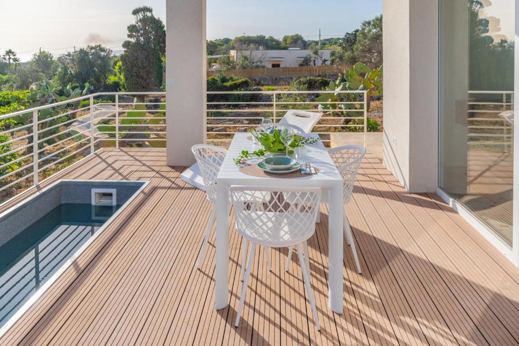 Terrazza con jacuzzi e tavolo da pranzo di giorno
