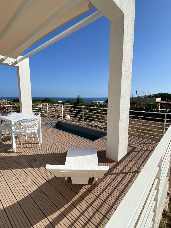 Terrazza con vista mare e jacuzzi
