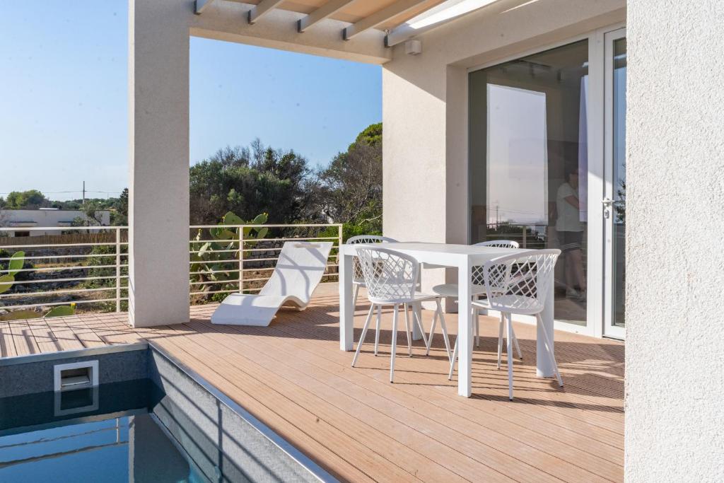 Terrazza con lounger e tavolo da pranzo
