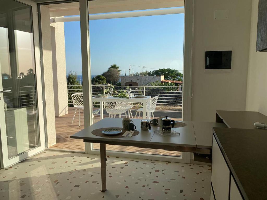 Tavolo da pranzo interno con vista terrazza e mare