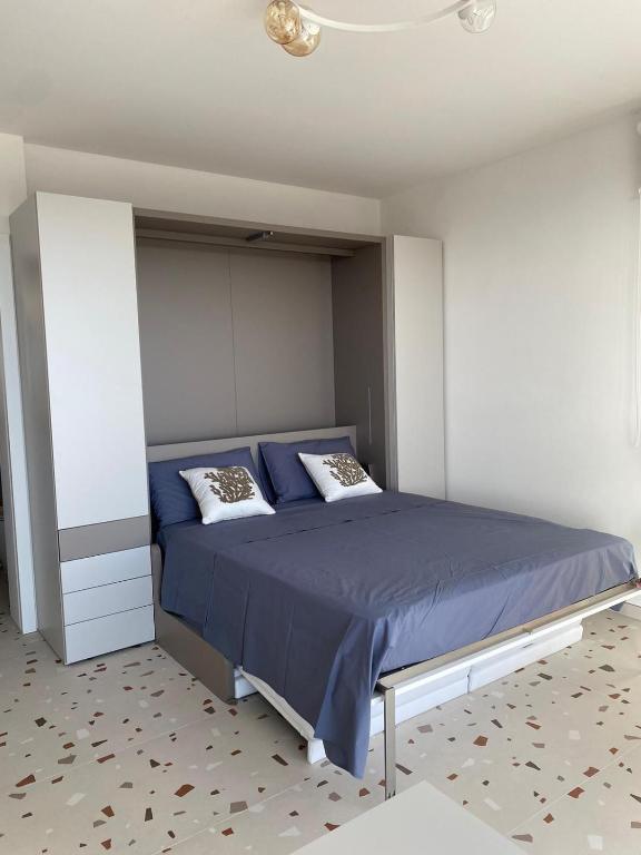 Letto matrimoniale aperto dall’armadio a scomparsa