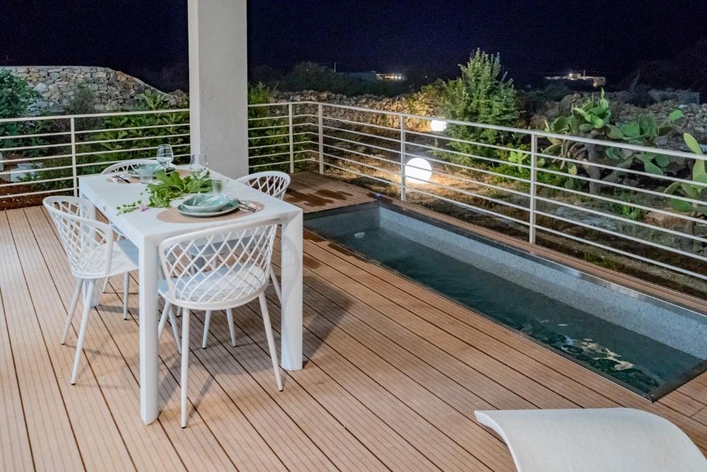 Tavolo da pranzo accanto alla jacuzzi di notte
