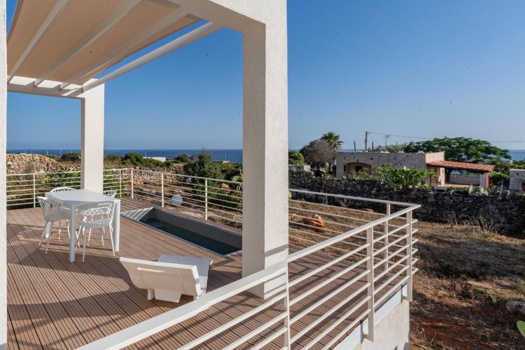 Terrazza con jacuzzi e vista mare aperta